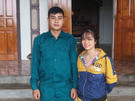 Cuu nguoi bi lu cuon, 2 can bo nhan bang khen hinh anh