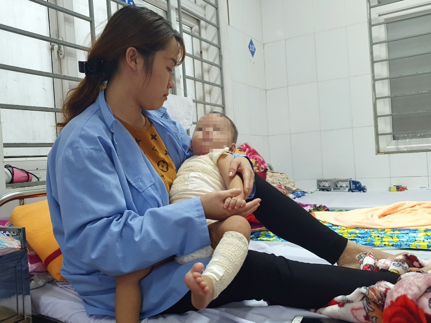 Con bi hoai tu sau khi me dua den thay lang chua bong hinh anh