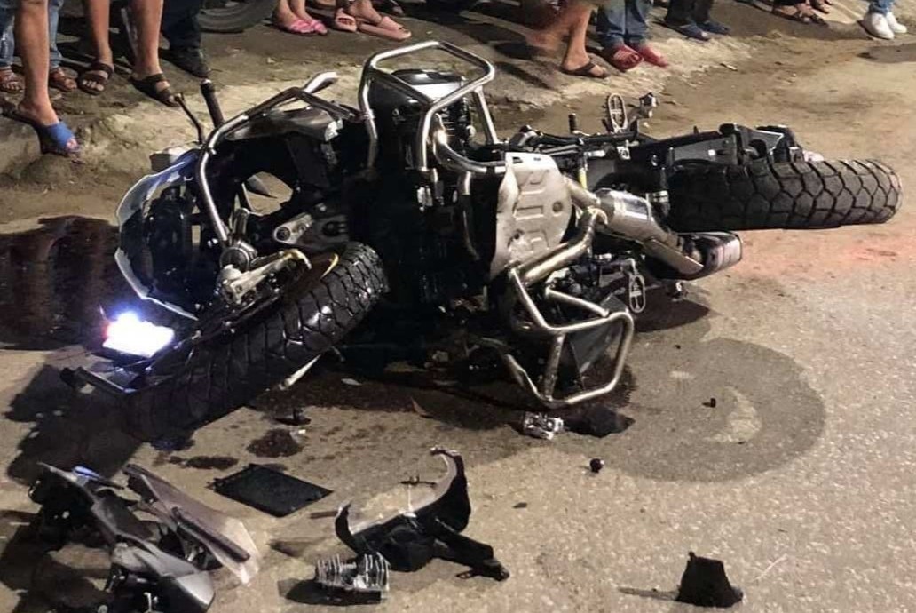 Tai xe moto phan khoi lon tu nan tren dai lo hinh anh