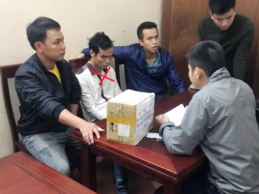 Nguoi dan ong bi bat cung 6 banh heroin hinh anh