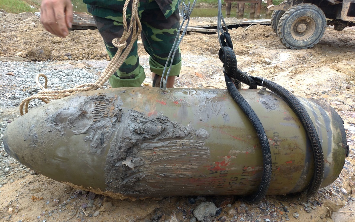 Qua bom dai 1,5 m trong nha dan hinh anh