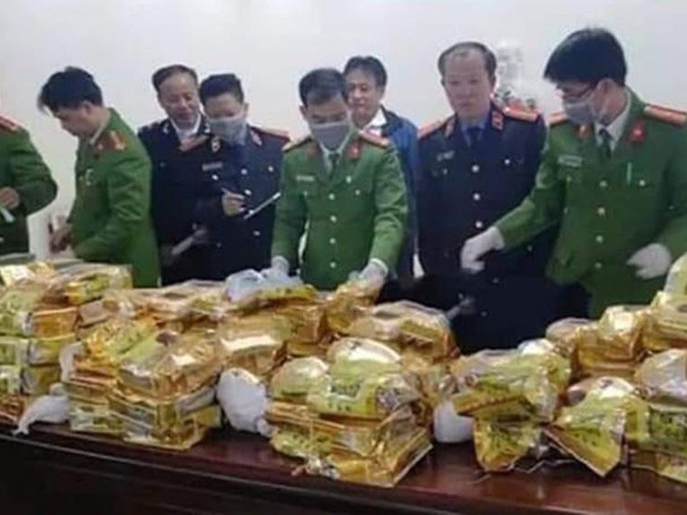 No sung AK khong che 4 nghi pham hinh anh