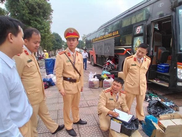 Xe khach giuong nam van chuyen 33 coi phao hinh anh
