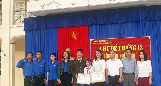 Tra tien cho nguoi danh mat anh 1