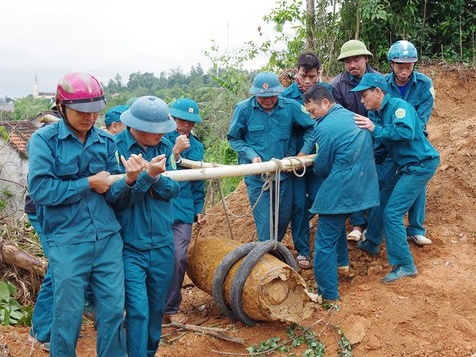 Qua bom 340 kg con nguyen kip no hinh anh