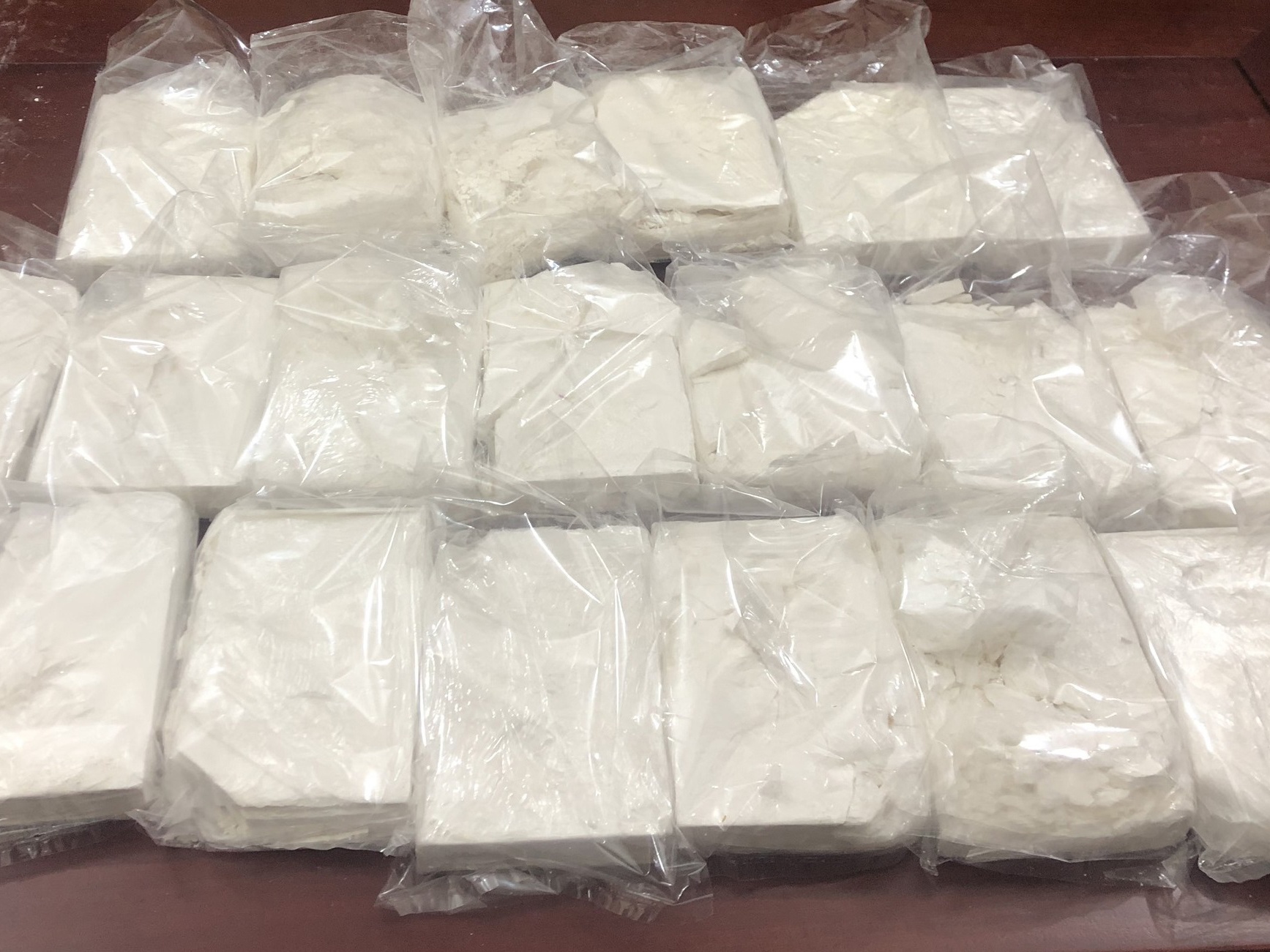 Nguoi dan ong van chuyen 19 banh heroin hinh anh