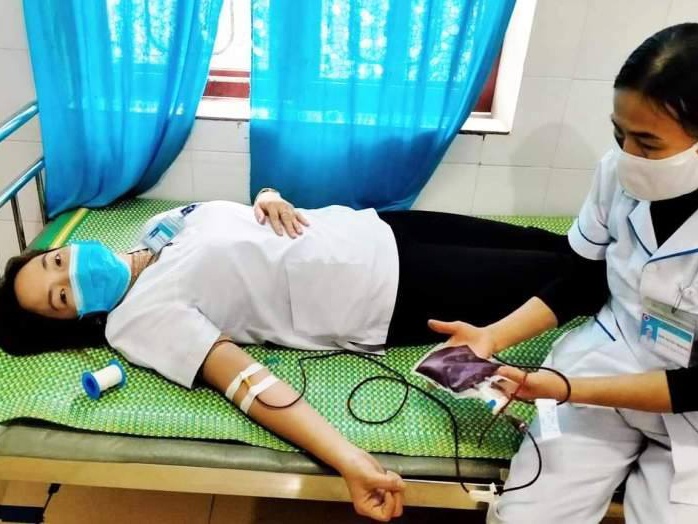 Nu dieu duong hien mau cuu san phu hinh anh