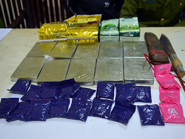 Hai anh em van chuyen 11 banh heroin, 20 kg phao hinh anh