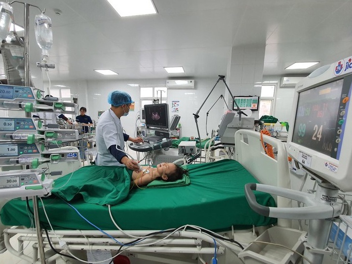 Be gai nguy kich vi uong nham thuoc diet chuot hinh anh