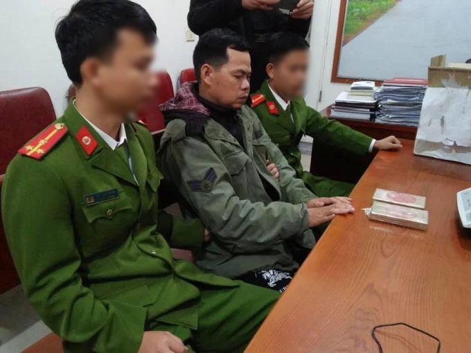 Vut 2 banh heroin roi nhay song hinh anh