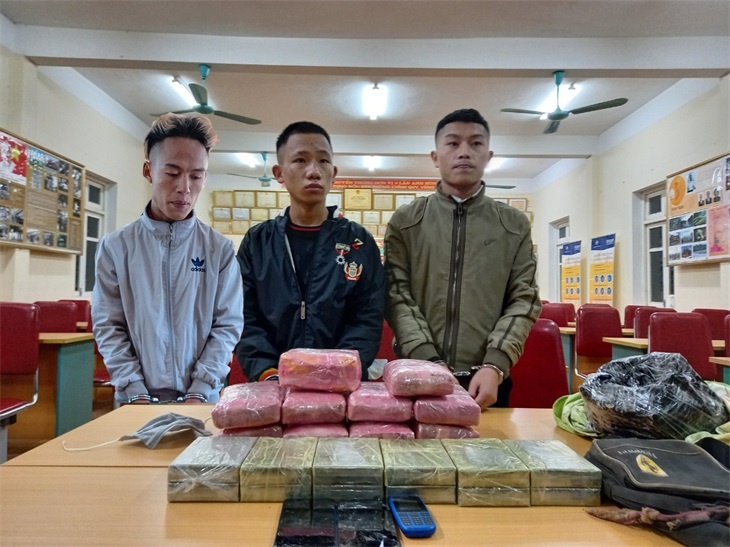 Thue nguoi van chuyen 12 banh heroin, 54.000 vien thuoc lac hinh anh