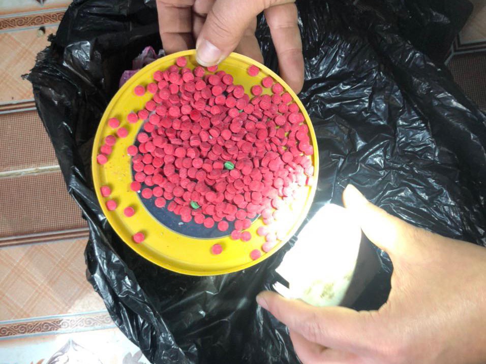 Tam giu ke buon ma tuy, lao xe may vao canh sat hinh anh