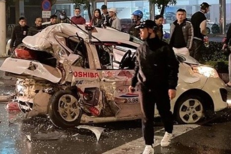 Xe ban tai tong taxi, nu hanh khach tu vong hinh anh