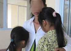 Chong tre lam tro doi bai voi 2 con rieng cua vo suot 4 nam hinh anh
