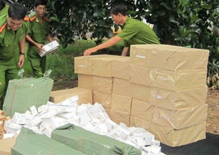 Cuoc truy duoi ngoan muc xe cho thuoc la lau trong dem hinh anh