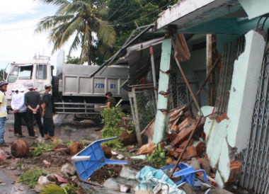 Xe tai mat lai tong sap 2 ngoi nha hinh anh