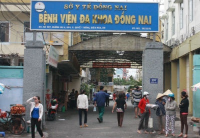 Mot cong nhan bi may xay nat gan nua nguoi hinh anh