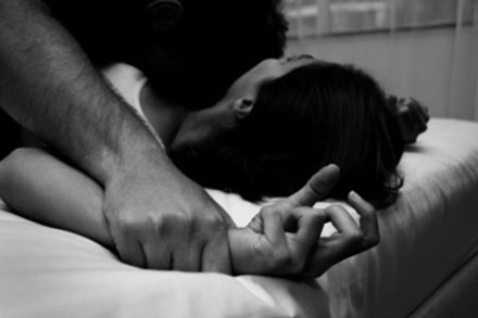 Be gai mang chung minh 30 tuoi cung ban trai vao nha nghi hinh anh