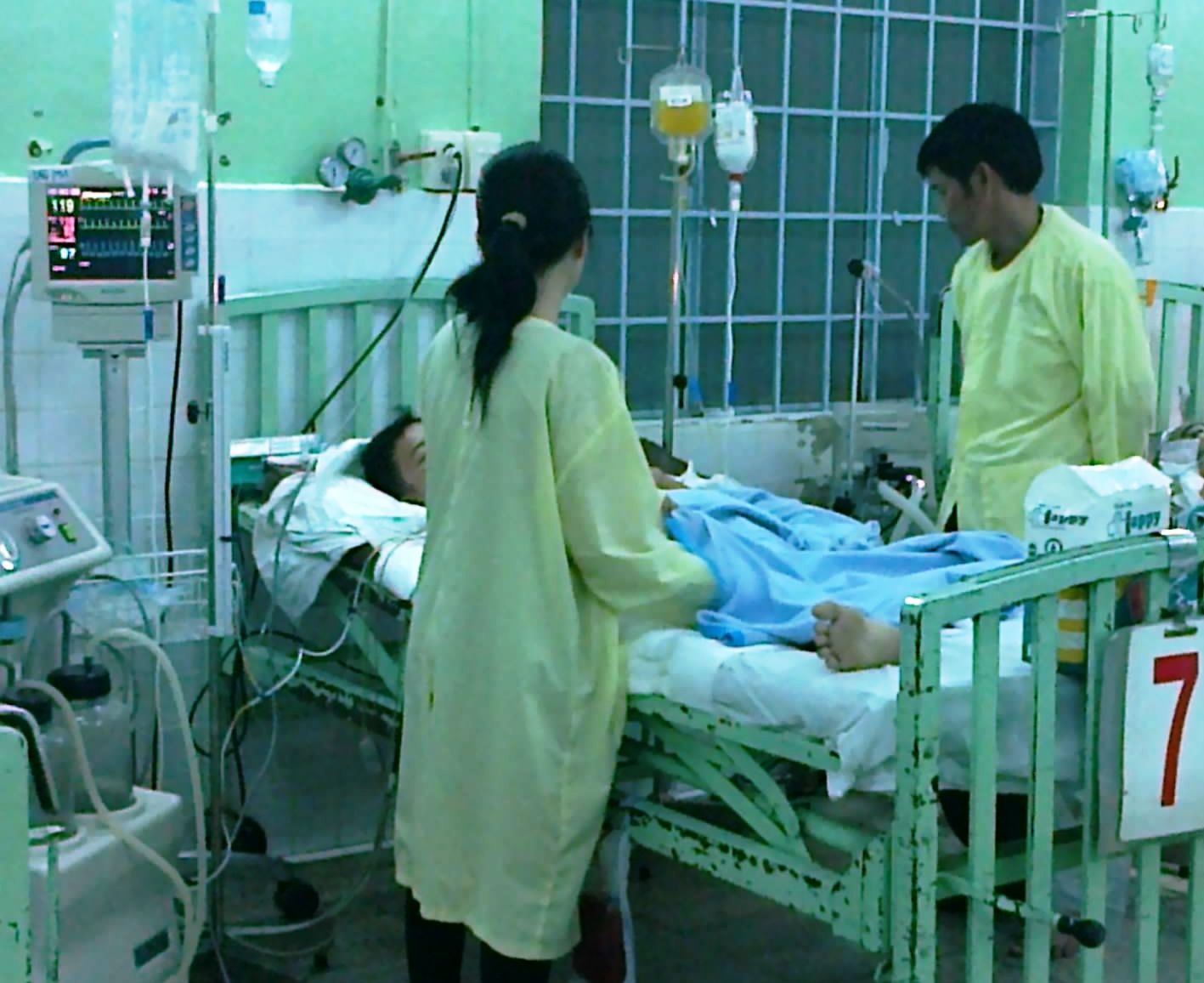 Ca phau thuat hy huu cuu song benh nhan mat nua nguoi hinh anh