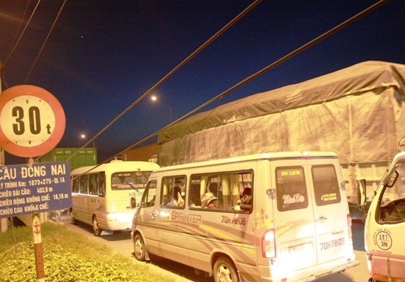 Vua di vua 'khan' khi qua cau Dong Nai hinh anh