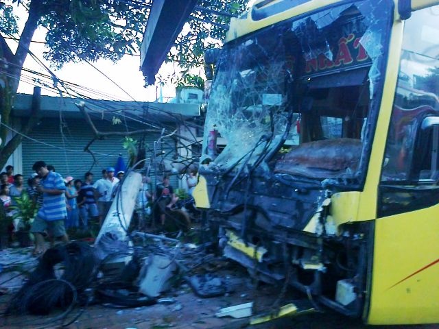 Xe khach tong nat xe tai, huc gay cot dien hinh anh