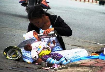 Doi cay dang cua nguoi me phoi nang con de ban ve so hinh anh