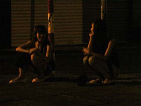 Gianh khach, gai 'ban hoa' lao vao dam nhau hinh anh