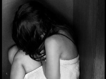 Co gai khong mac quan ao dung trong nghia dia cau cuu hinh anh