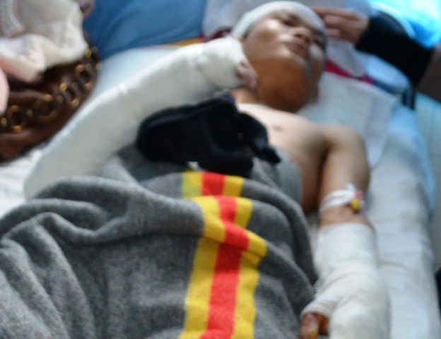 Nam sinh bi con do xach ma tau bao vay chem hinh anh