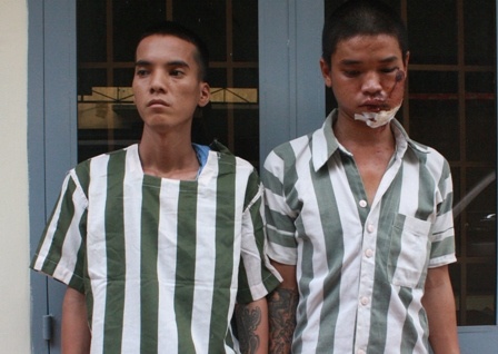 Tom hai ten cuop dung dao dam nguoi truy bat hinh anh