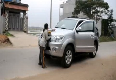 Chan dau o to khach de 'hoi toi', co gai bi cuon vao gam xe hinh anh