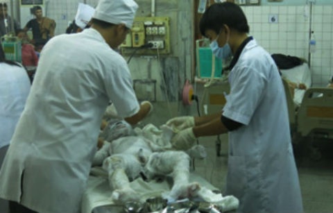 Binh gas phat no, 3 me con boc chay hinh anh