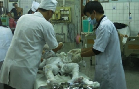 Ca 3 me con trong vu no chay gas deu tu vong hinh anh