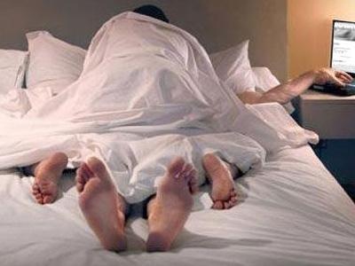 Nu chu nha 'vui ve' voi khach vi nham tuong chong hinh anh