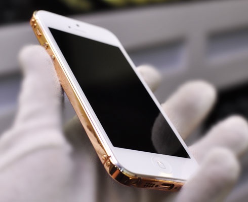 Bi gai ban dam trom iPhone, vi tien khi di tam hinh anh