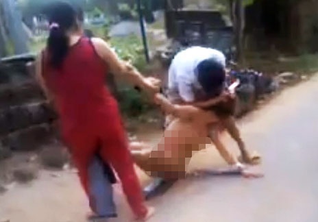Nguoi dan ba danh ghen, lot quan ao tinh dich lanh an hinh anh