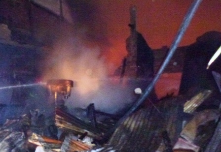 Xuong go bung chay trong dem sau tieng no lon hinh anh