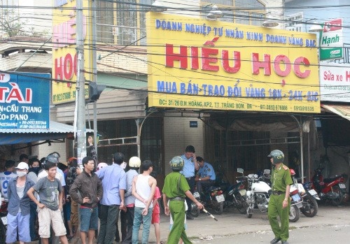 Bat nghi can trong vu sat hai chu tiem vang, cuop tai san hinh anh