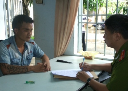 Bat bang nhom chuyen cuop xe may trong vai giay hinh anh