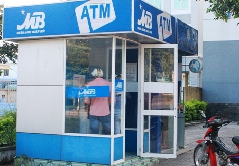 Vua ra tu, con nghien tiep tuc di cuop iPhone 4S hinh anh