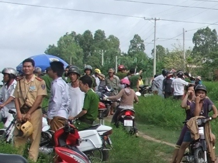 Nguoi phu nu bi giet trong tu the loa the hinh anh