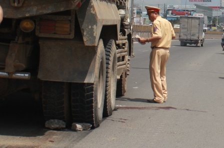 Xe ben can nat doi chan mot thanh nien hinh anh