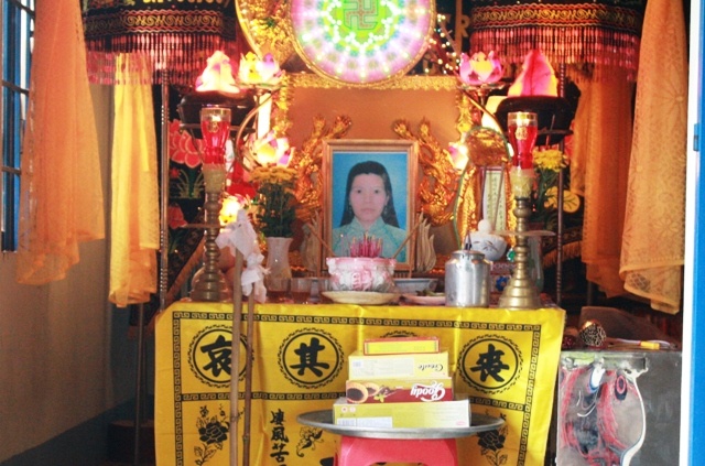 Dam chet vo dang tam roi uong thuoc doc tu tu hinh anh