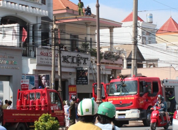 Pha cua, giai cuu cu ba 84 tuoi trong can nha boc chay hinh anh