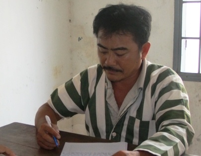 Nu tiep vien quan ca phe bi lua ca tinh lan tien hinh anh