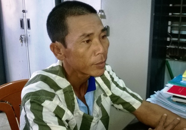 Nguoi dan ong 'tran nhu nhong' voi ba hang xom bi bat hinh anh