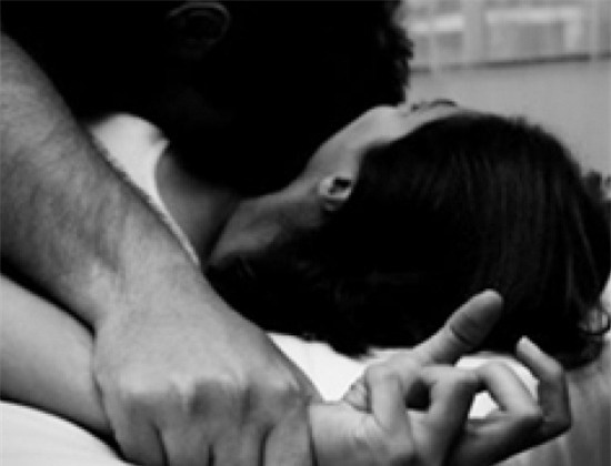 Thieu nu di sinh nhat bi ban moi quen ham hiep hinh anh