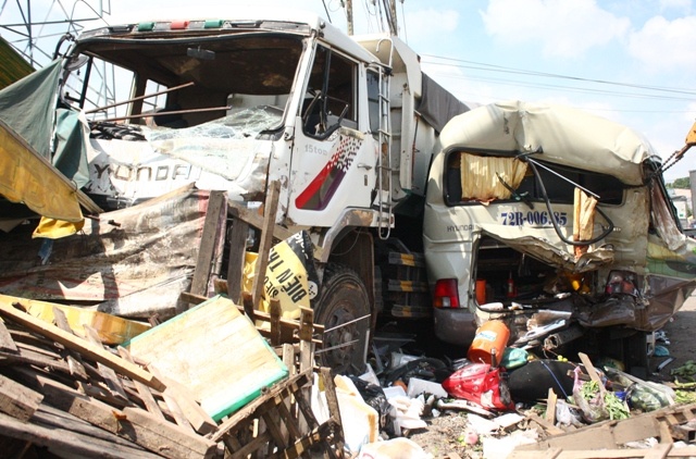 Xe ben ui xe khach vao quan ven duong, 5 nguoi bi thuong hinh anh