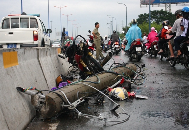 Xe container keo gay 2 tru dien vang trung nguoi di duong hinh anh