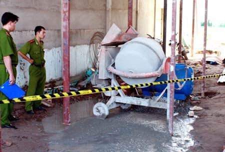 Hai cong nhan bi may tron be tong cuon chet hinh anh